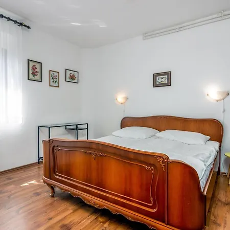 With Parking Space Pjescana Uvala, - 7349 Appartement *