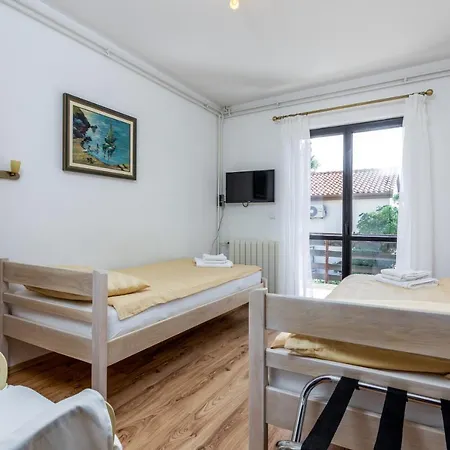 アパート With Parking Space Pjescana Uvala, - 7349 プーラ